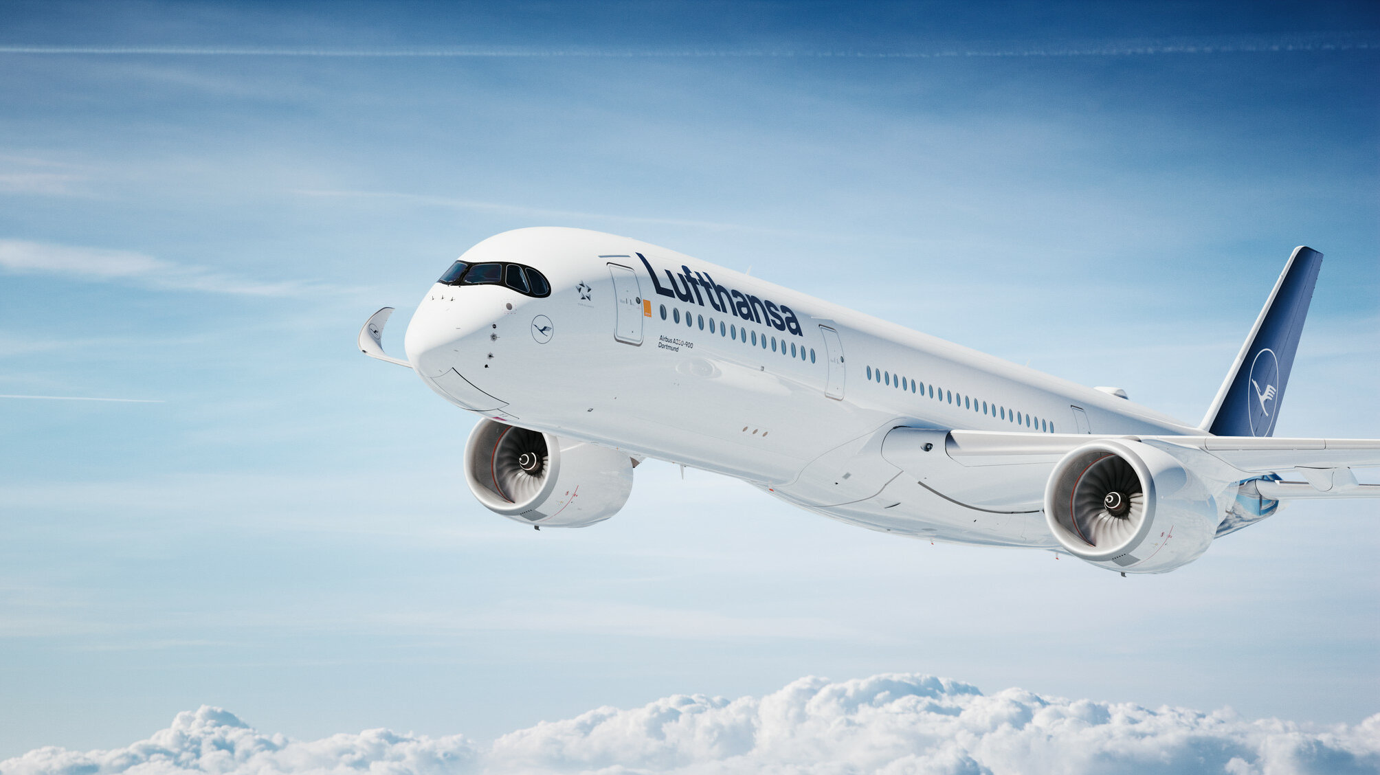 Ein fliegender Airbus A350 über Wolkenformationen Ein fliegender Airbus A350 über Wolkenformationen