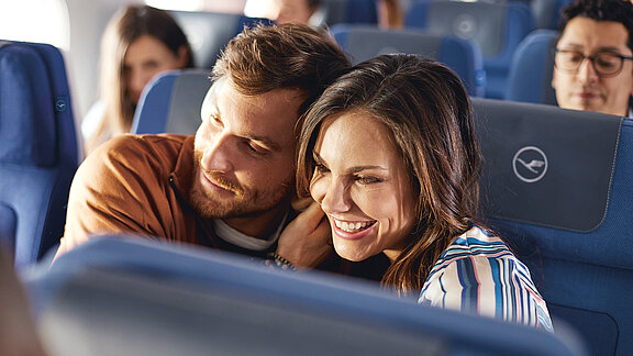 Ein glückliches Paar während des Fluges Ein glückliches Paar während des Fluges