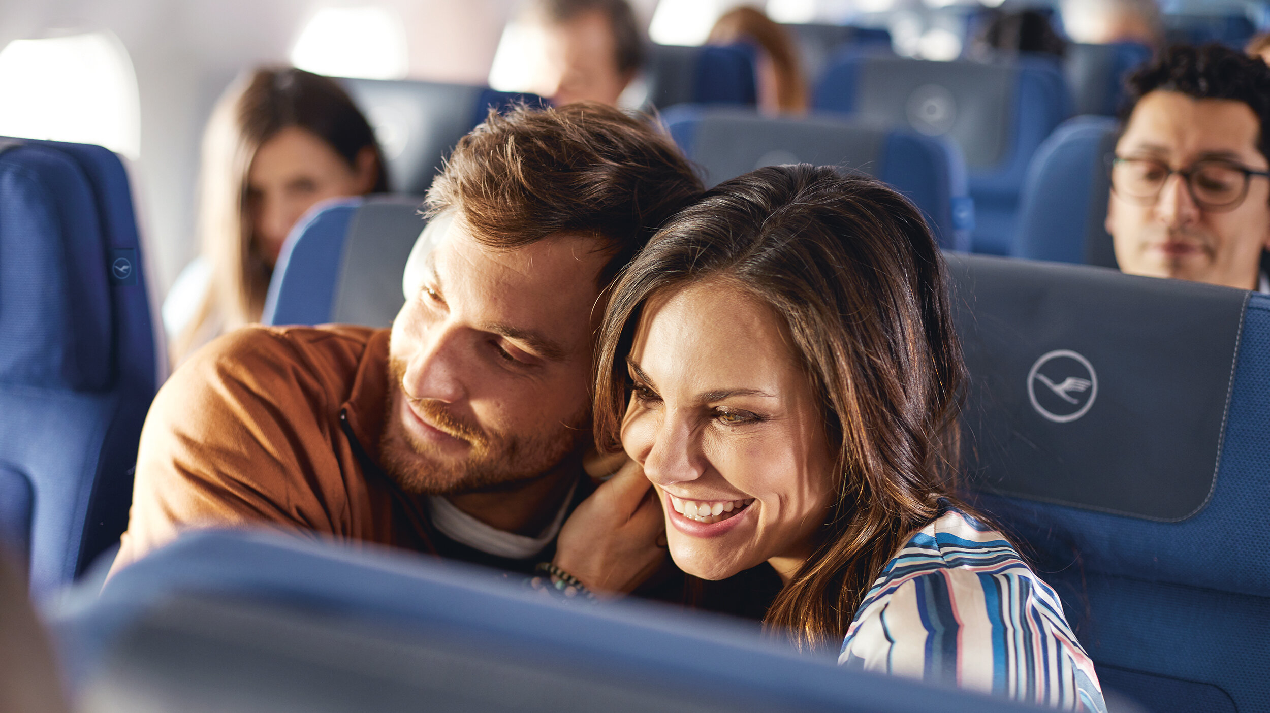 Ein glückliches Paar während des Fluges Ein glückliches Paar während des Fluges