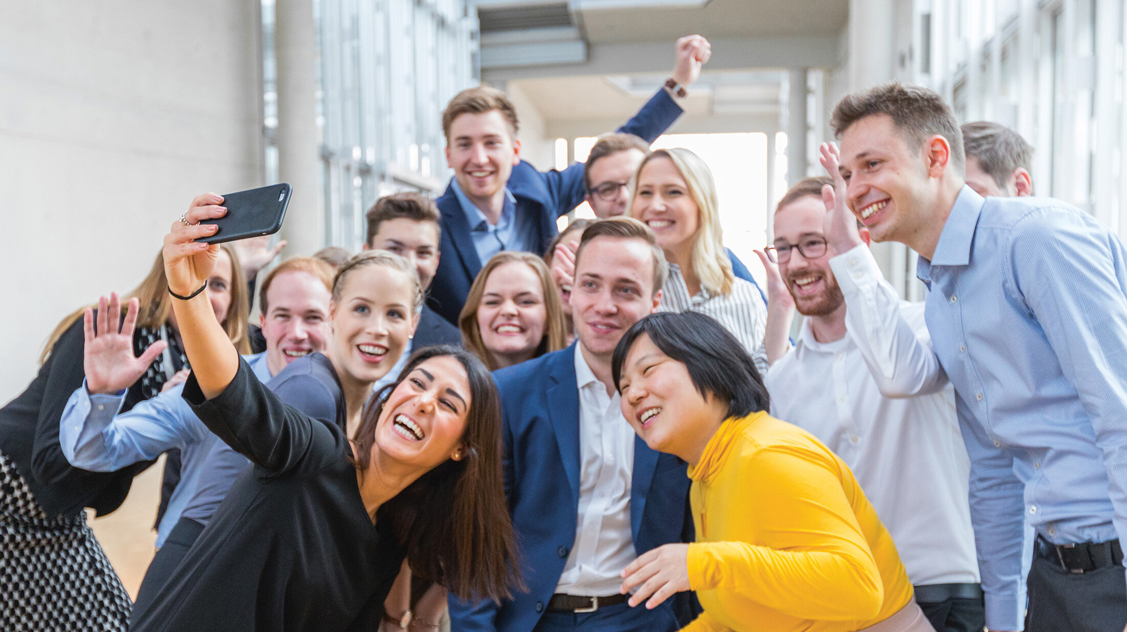 Mehrere Personen posieren für ein Selfie Mehrere Personen posieren für ein Selfie