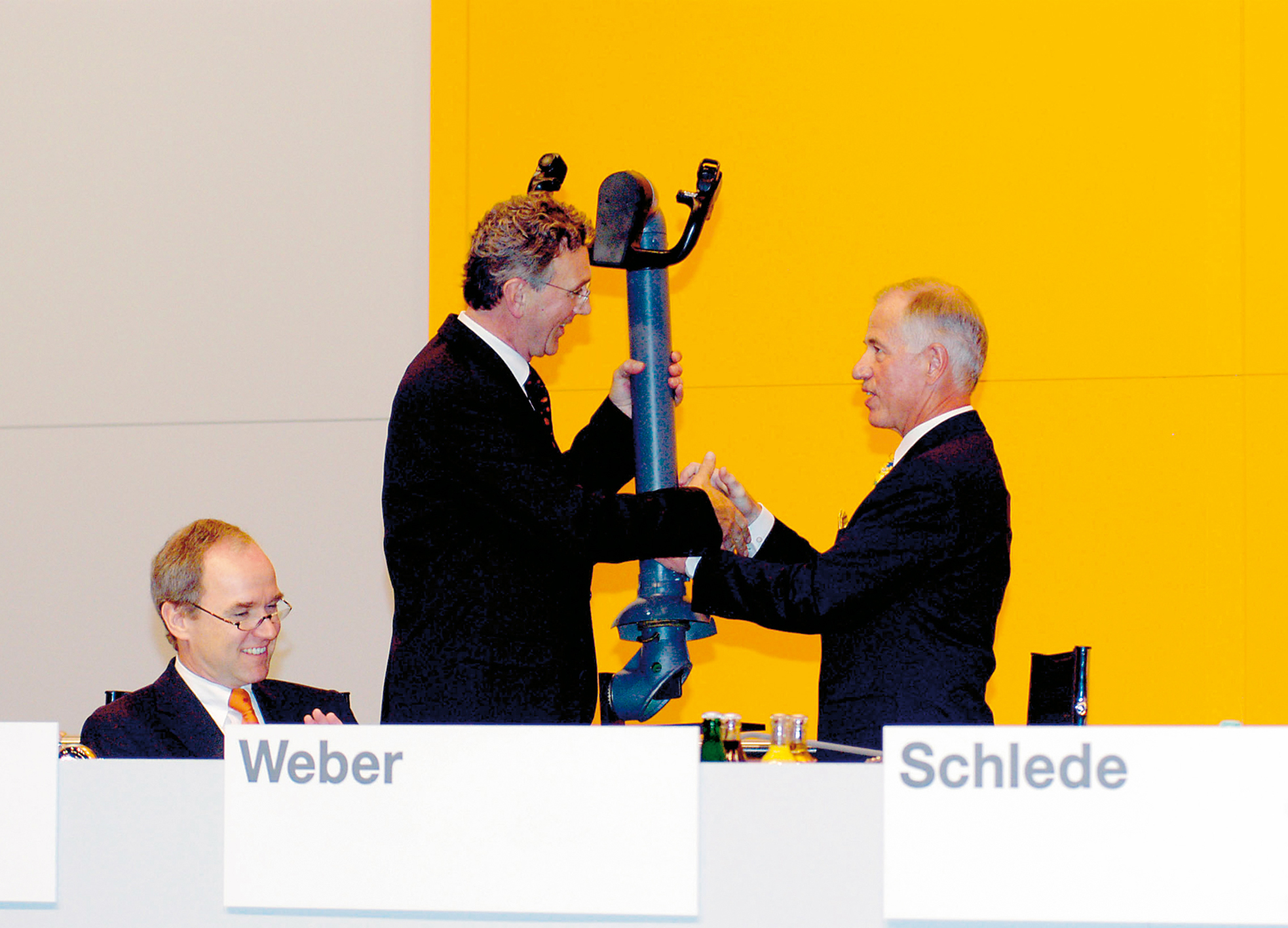 Jürgen Weber hands over the controls to Wolfgang Mayrhuber, his successor and the new Chairman of the Executive Board of Deutsche Lufthansa AG.