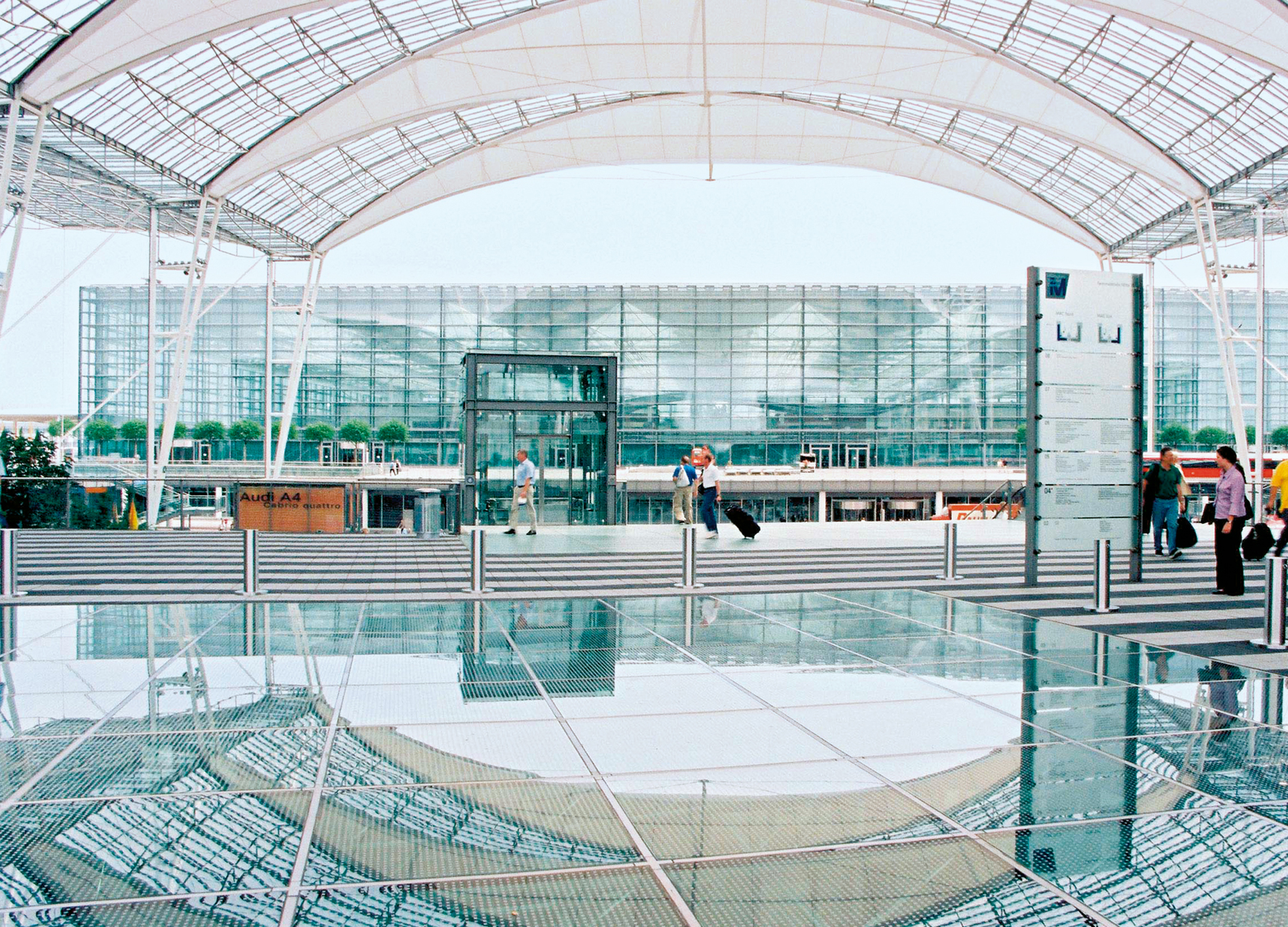 The Lufthansa Terminal in Munich, where a  minimum connecting time of only 30 minutes has been realized - a performance unmatched by any other hub airport in Europe.