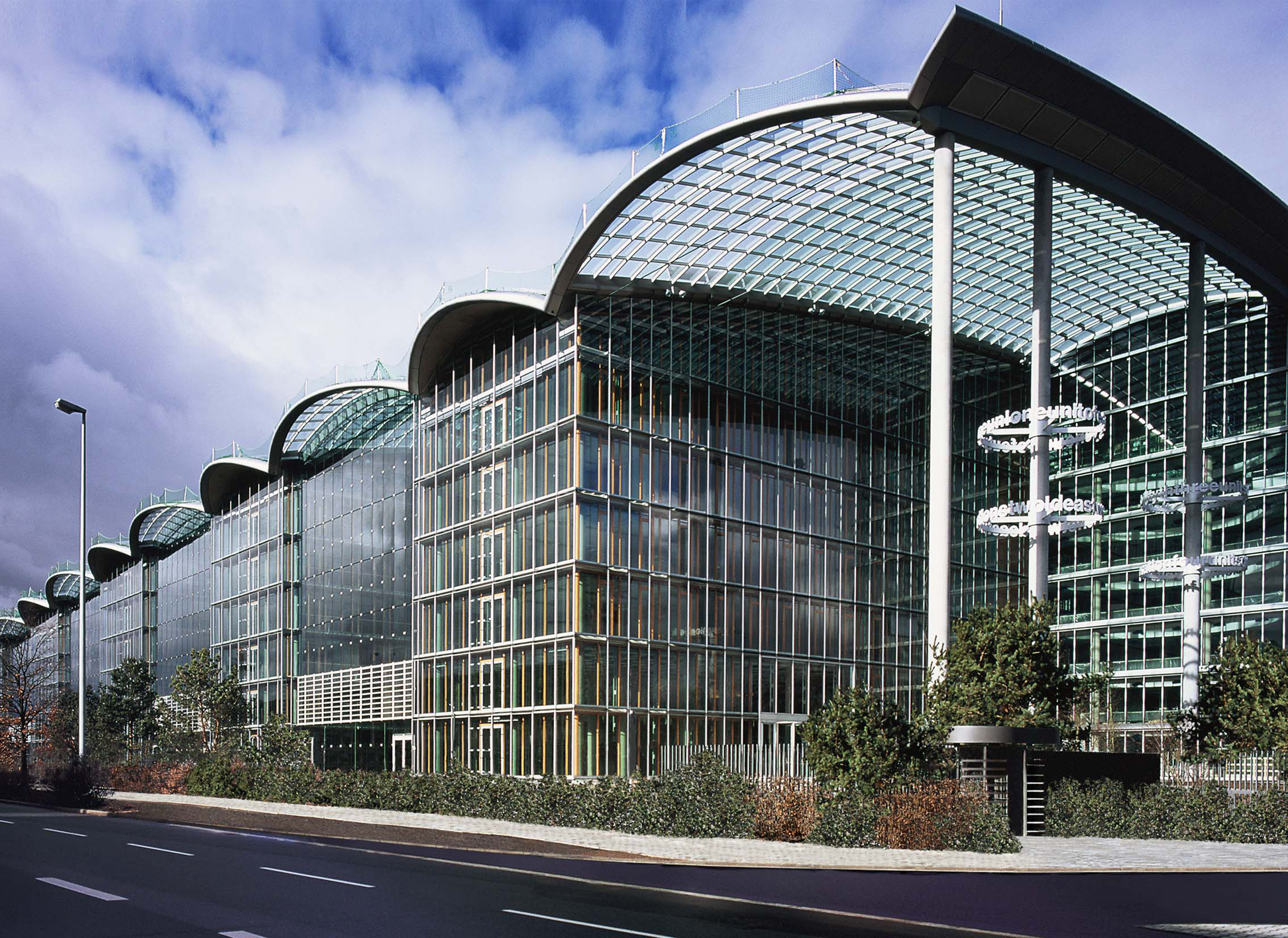 The Lufthansa Aviation Center in Frankfurt opens officially in July 2006. It offers space for 1,800 employees on six floors.