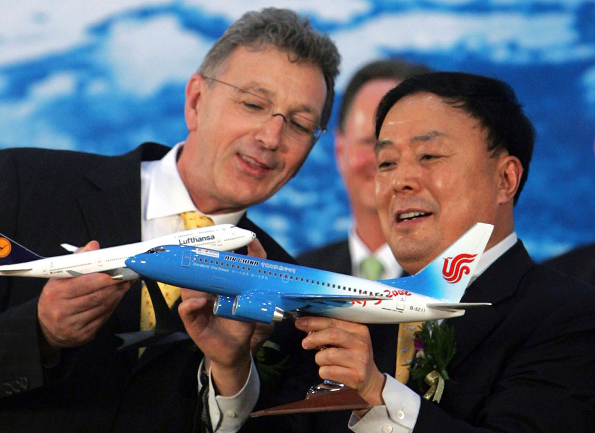 On May 22nd, 2006, Wolfgang Mayrhuber and Li Jiaxiang sign an agreement in Beijing to extend the codeshare agreement between Lufthansa and Air China.