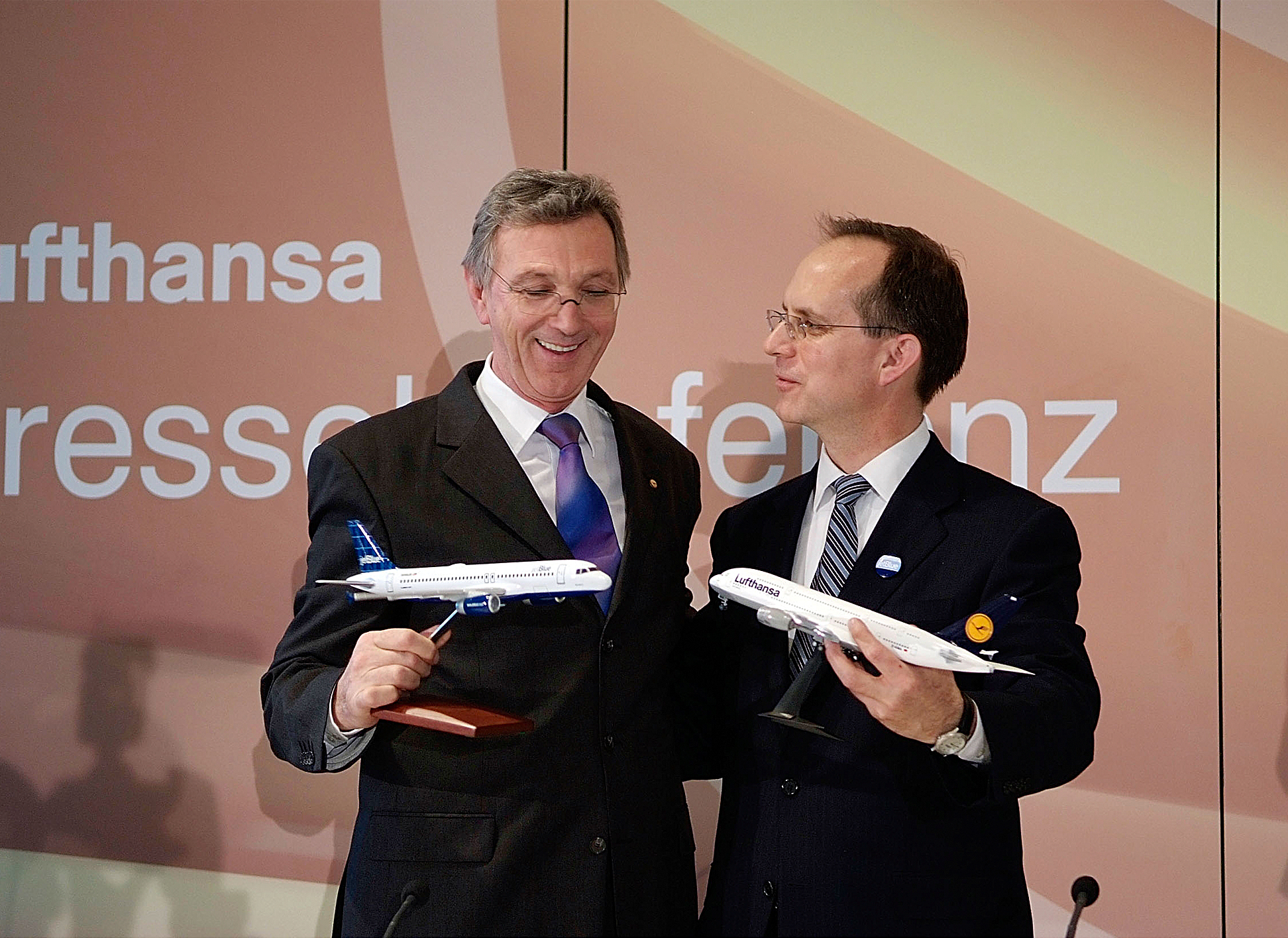 At a press conference on December 14th, 2007, Lufthansa CEO Wolfgang Mayrhuber, and Jet Blue CEO Dave Barger announce Lufthansa's acquisition of a 19% stake in JetBlue Airways.