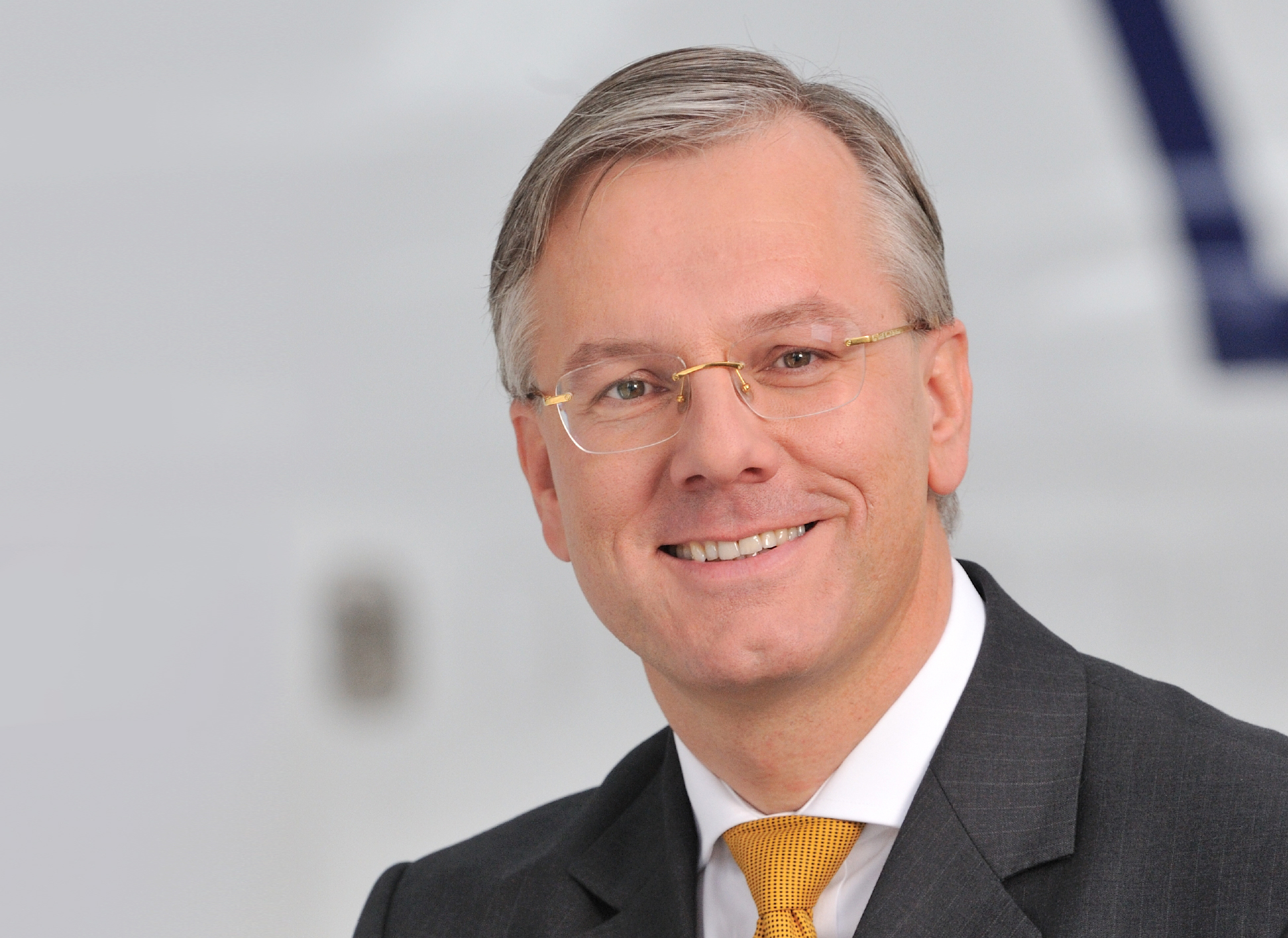 Dr. Christoph Franz becomes the new CEO of Deutsche Lufthansa AG on January 1st, 2011.