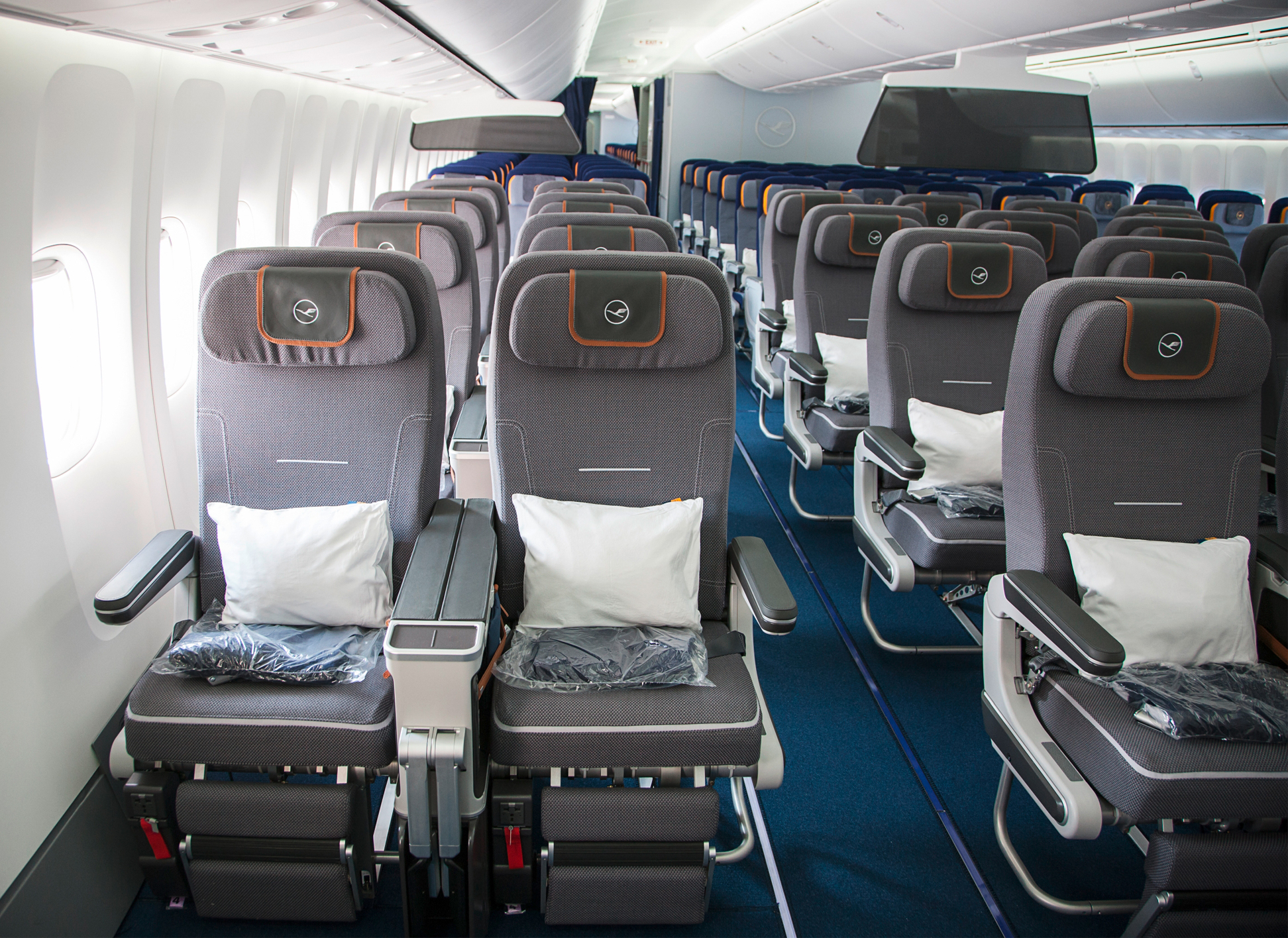 35 years after the introduction of Business Class, Lufthansa offers its guests a new travel class: Premium Economy Class provides significantly more space, comfort, and many other amenities.