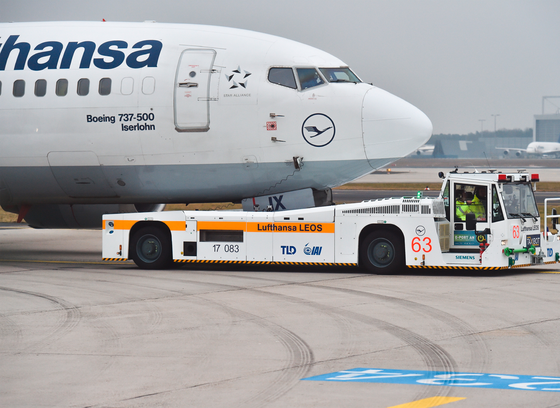 Environmentally friendly, efficiency, and powerful: The TaxiBot, or 'taxiing robot', in operation on the apron in Frankfurt.