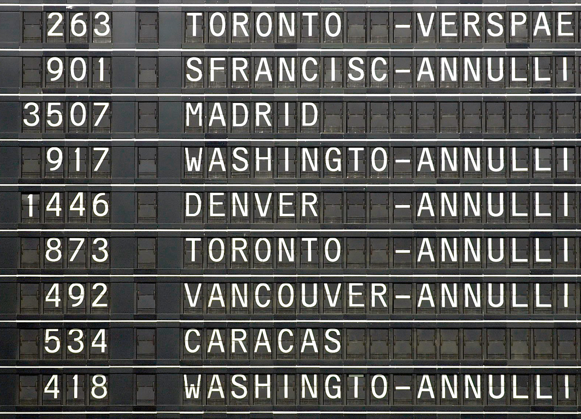 Frankfurt Airport, the day after the terrorist attacks in the USA: Due to the closure of airspace above North America, numerous Lufthansa flights are canceled on September 12, 2001.