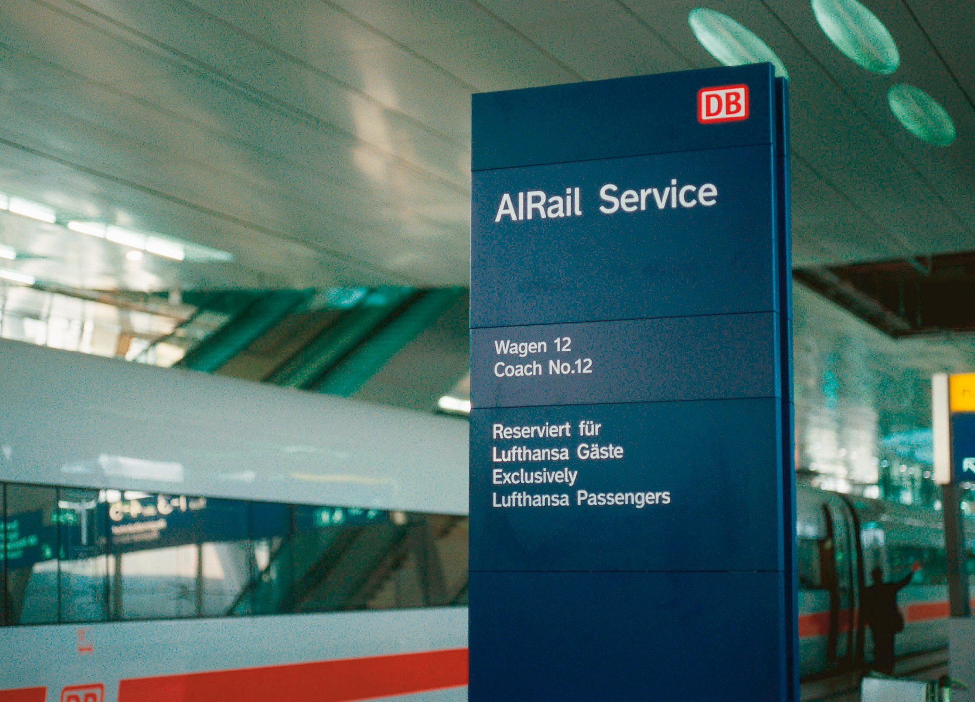 AIRail Service: Before boarding the ICE high-speed train in Stuttgart, passengers check in at the train station - and receive their boarding passes for Lufthansa connecting flights from Frankfurt.