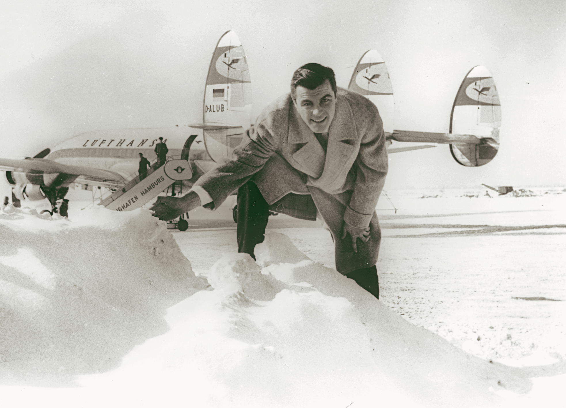 Lufthansa hosts the VIPs: Ski champion Toni Sailer in front of a Lockheed Super Star.