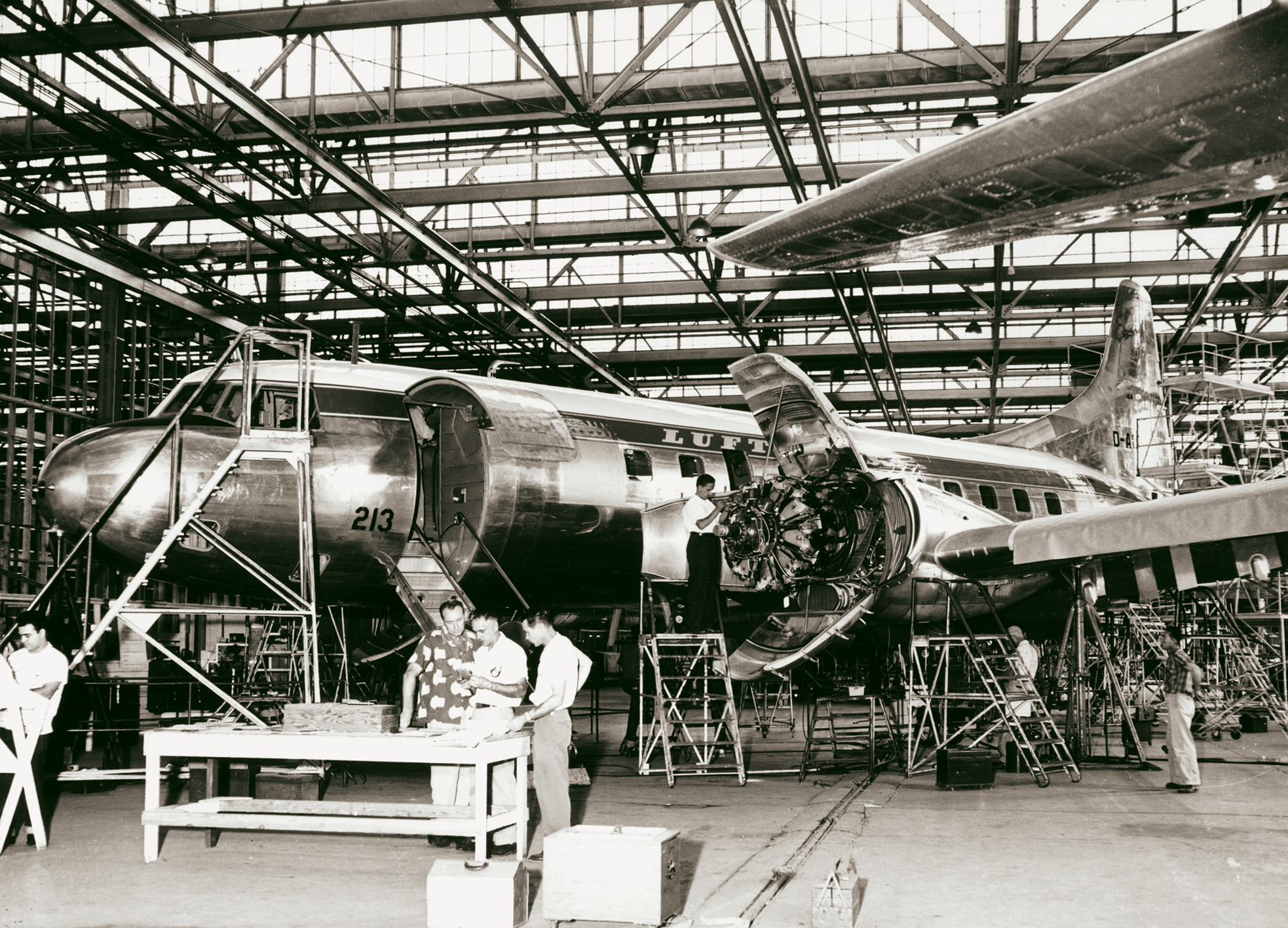 Final assembly of a Convair CV 340 at the factory in San Diego, USA, in 1954.