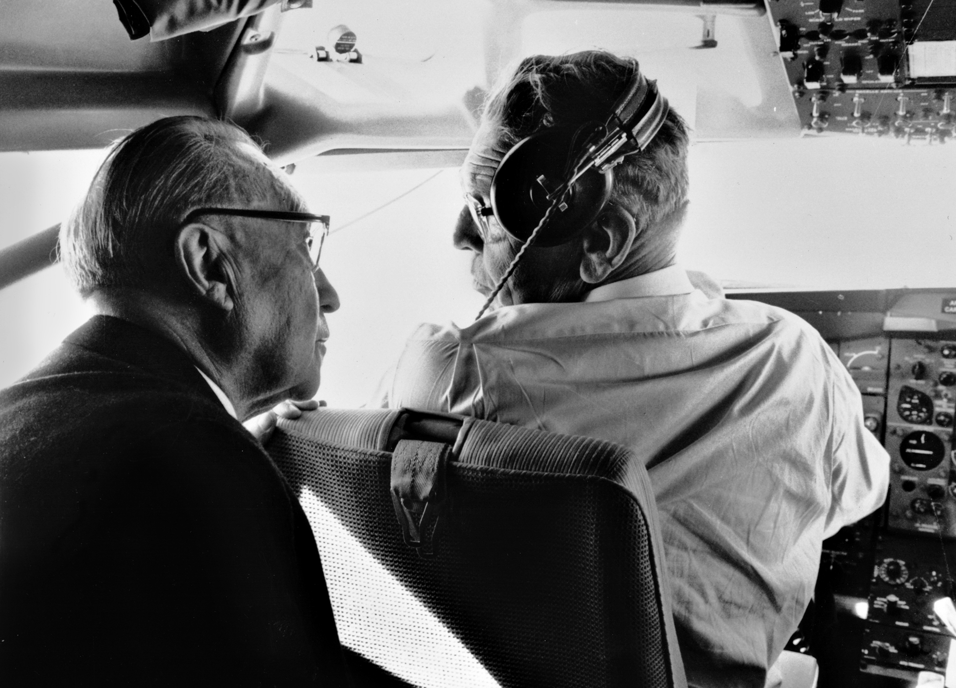 An early frequent flyer, Chancellor Dr. Konrad Adenauer was a welcome guest in the cockpit. As he took a keen interest in flying, Adenauer found a competent conversation partner in Chief Pilot Rudolf Mayr.