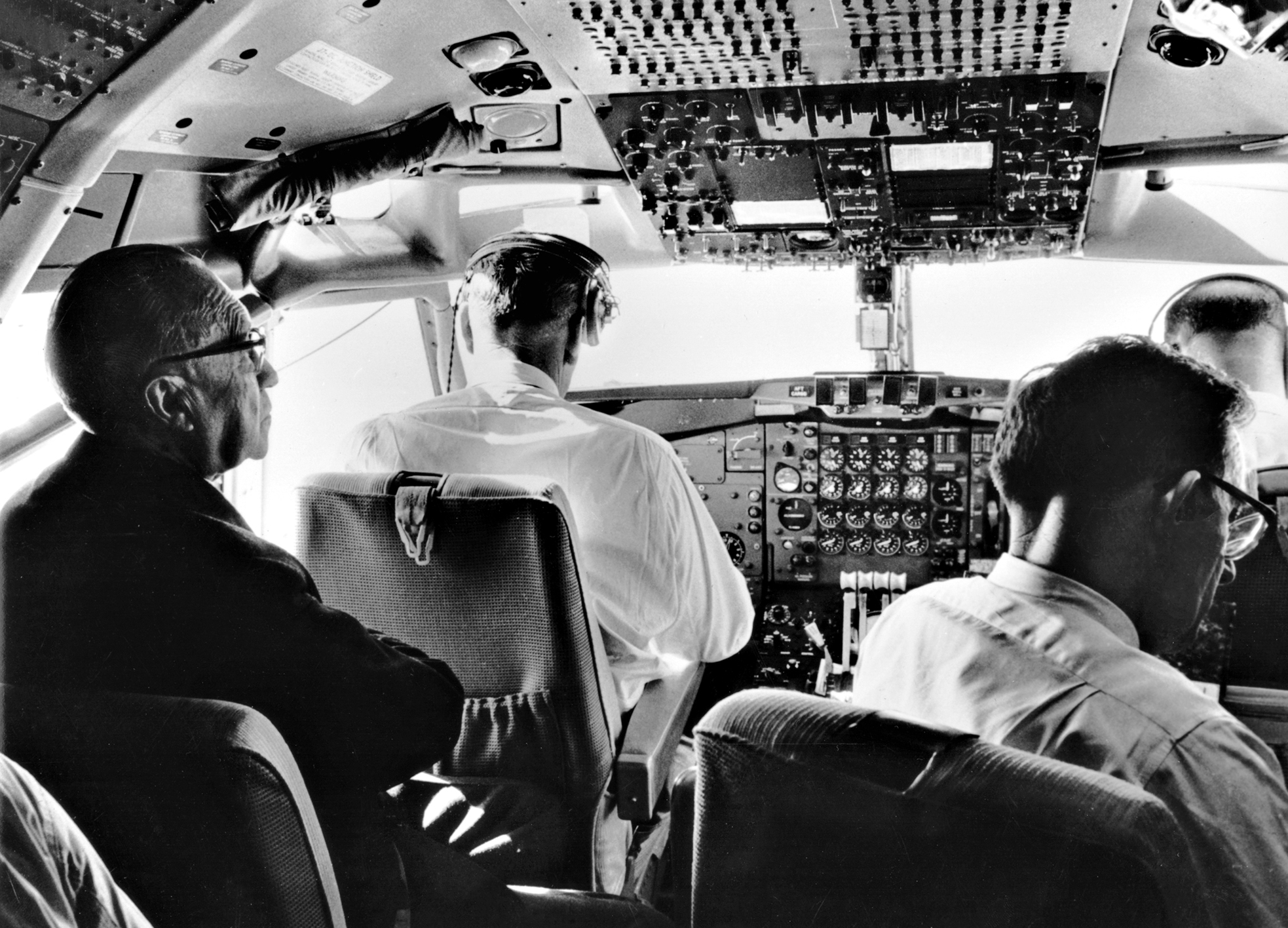An early frequent flyer, Chancellor Dr. Konrad Adenauer was a welcome guest in the cockpit. As he took a keen interest in flying, Adenauer found a competent conversation partner in Chief Pilot Rudolf Mayr.