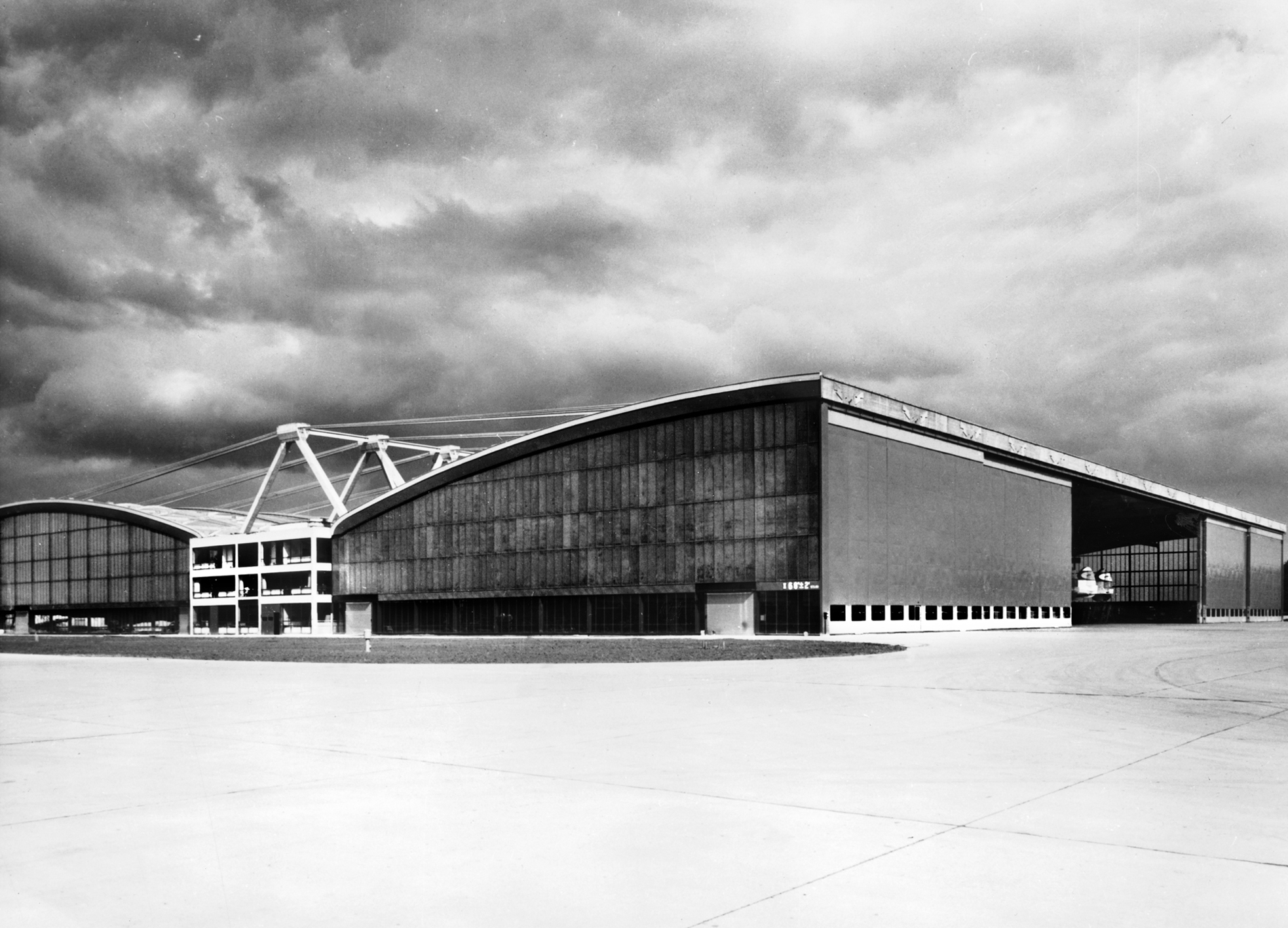 A famous piece of architecture: The “Butterfly Hangar” at Frankfurt Airport took its nickname from its distinctive shape.