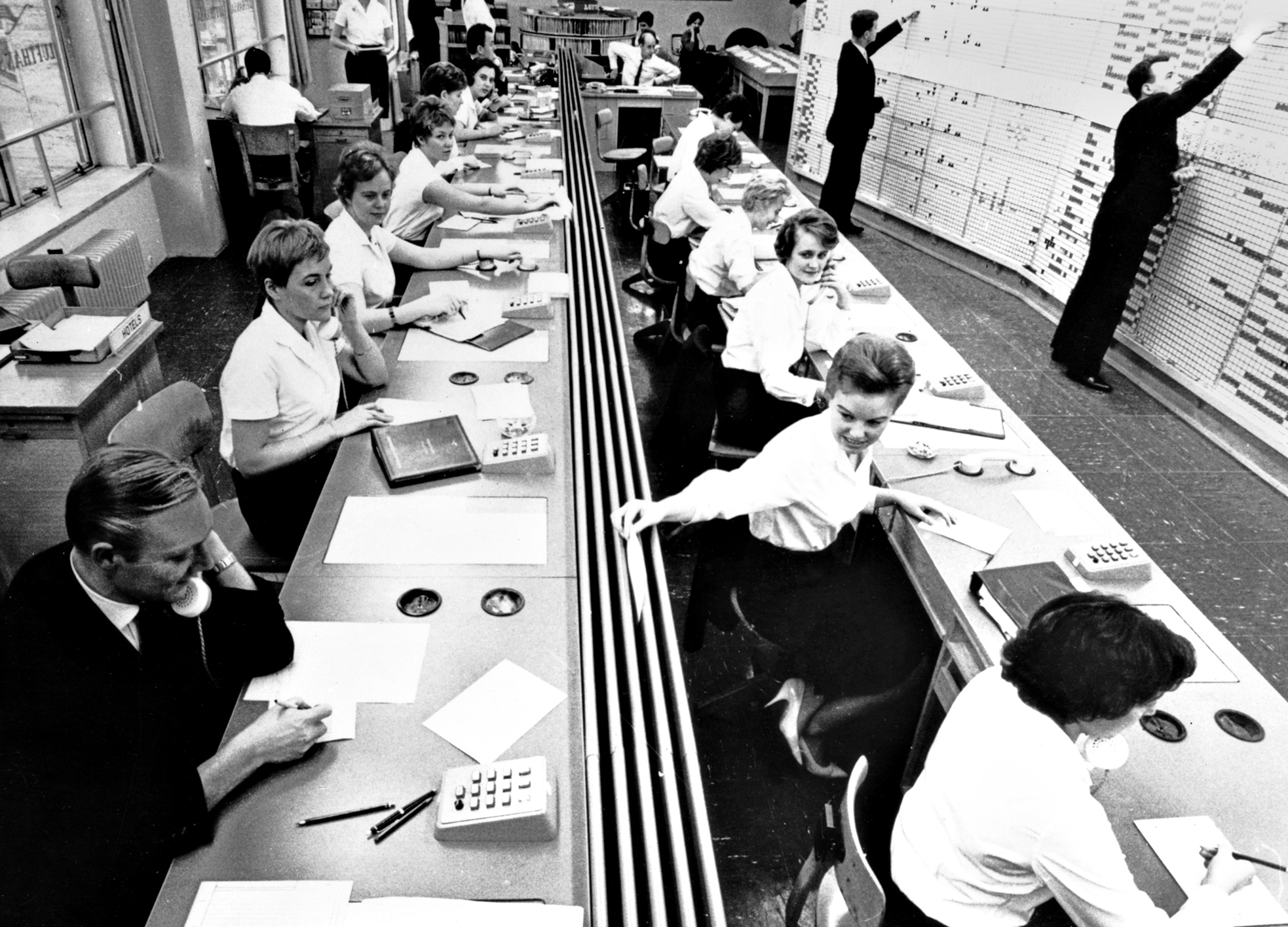 Lufthansa employees at the Frankfurt reservations center: The latest reservations data were conti- nuously relayed by telex to the travel agencies.