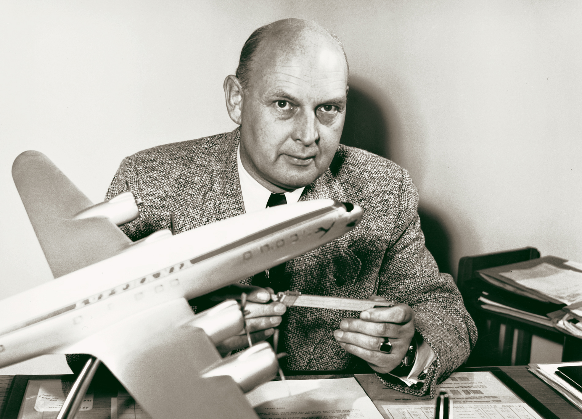 Graduate engineer Gerhard Höltje, a seasoned technical hand, decided on the first aircraft orders.