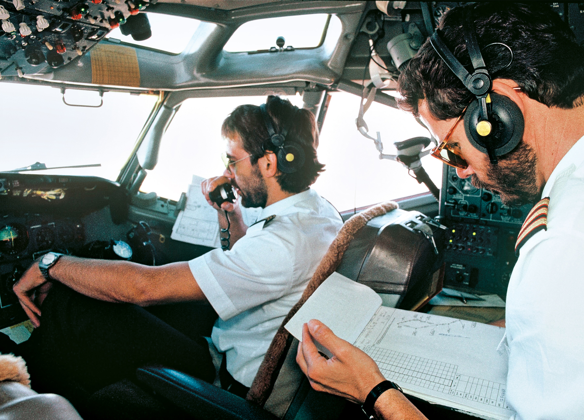 Close cooperation in the cockpit between copilot and flight engineer.