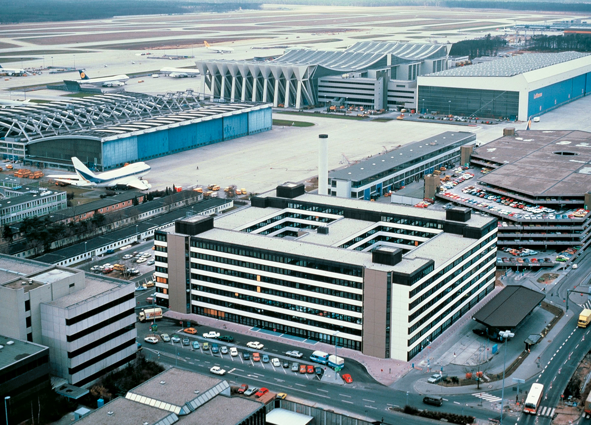 Farreaching changes make themselves felt: Entire departments move from Cologne to the Office Building III (1) at Lufthansa's Frankfurt Base. Hamburg (2) remains headquarters for Lufthansa Technik. These measures were at the top of the agenda of the employee meeting in Cologne on October 6, 1986 (3).