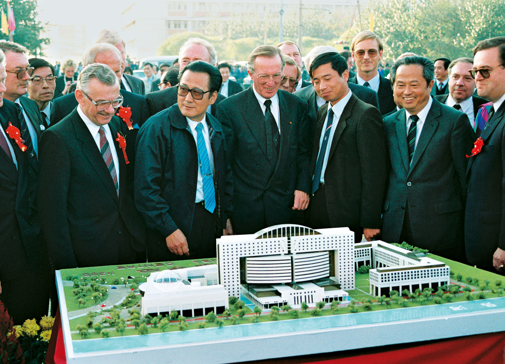 On October 6, 1988 the cornerstone was laid  for the Beijing Lufthansa Center: representatives of the City of Beijing and Lufthansa CEO Heinz Ruhnau.