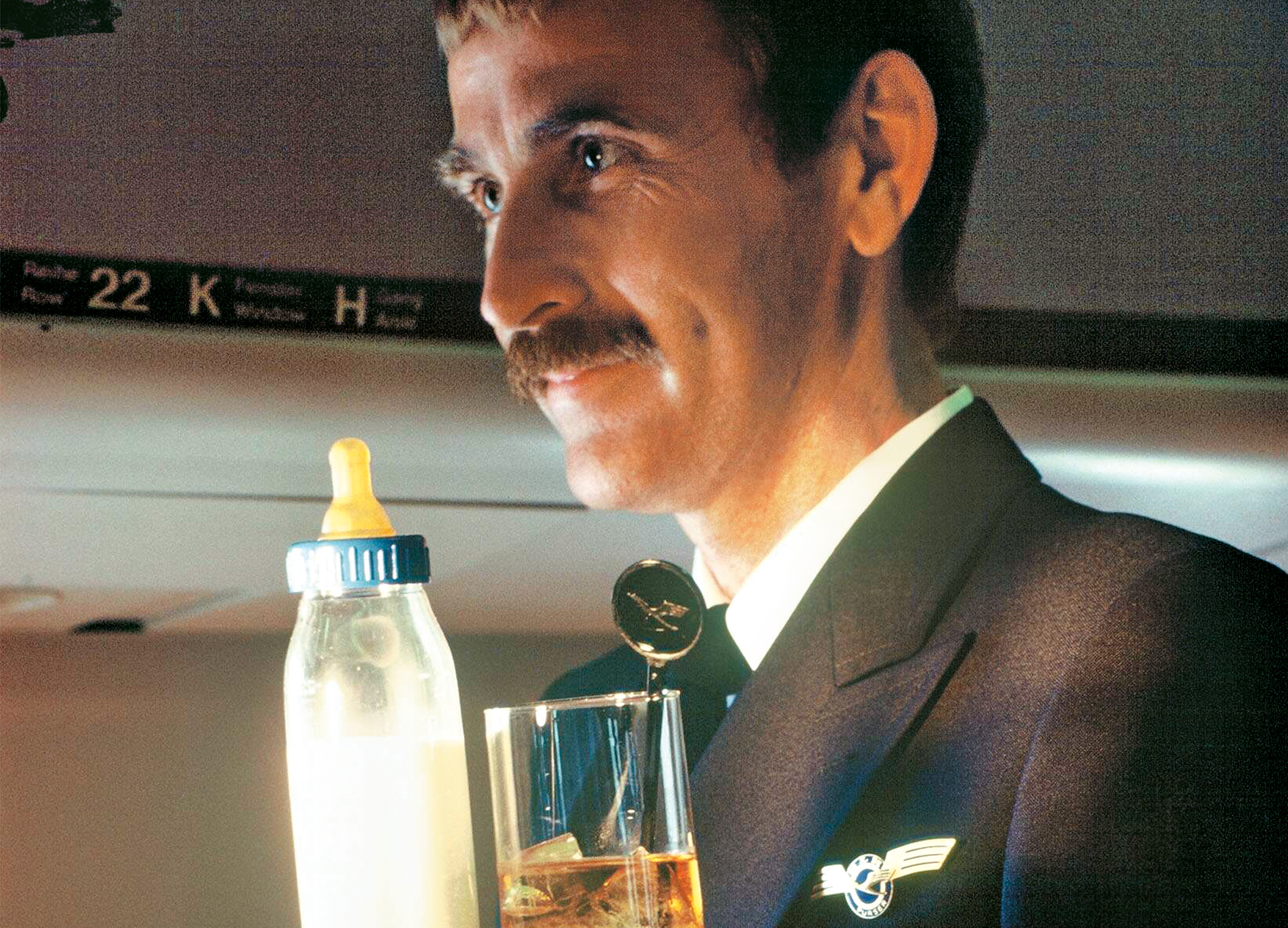 Das Lufthansa-Leitbild: Lufthansa's guiding principle: Our customers' wishes have top priority. And our main goal is to maintain and continuously improve the quality of our service.