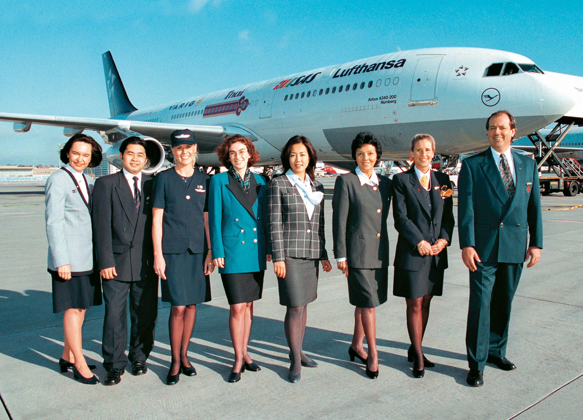 October 1999: Employees of the now nine member airlines gather in front of the Lufthansa Airbus A340-200 carrying the partners' logos.