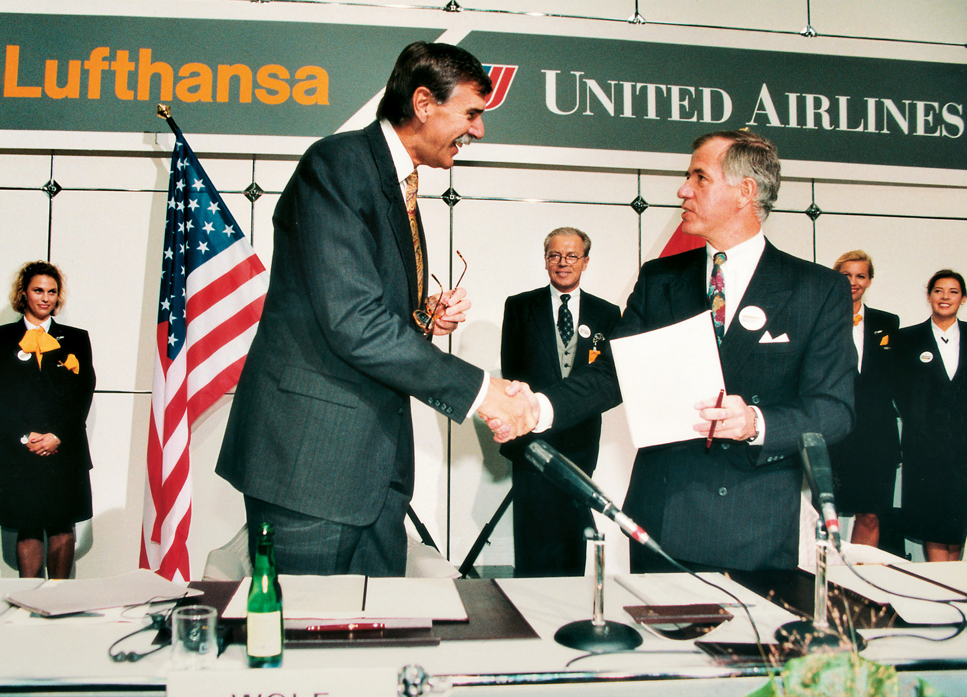 October 4, 1993: Stephen Wolf, President of United Airlines, and Jürgen Weber, Chairman of the Executive Board of Deutsche Lufthansa AG, sign the contract of cooperation between the two airlines in Frankfurt.
