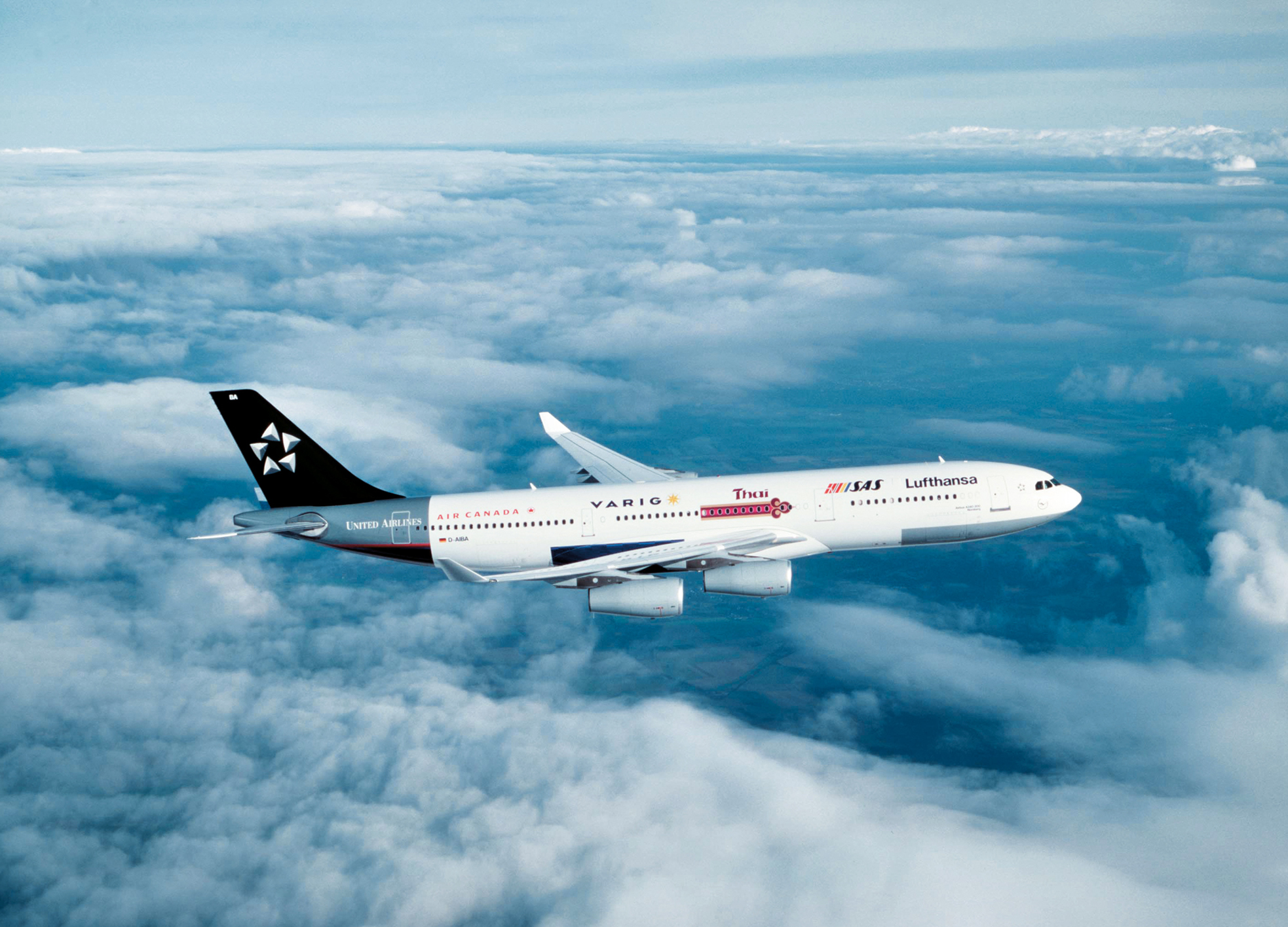 2001: The Star Alliance now counts 13 member airlines. The Lufthansa Airbus A340-200 “Nürnberg” displays the special “Star Alliance” livery.