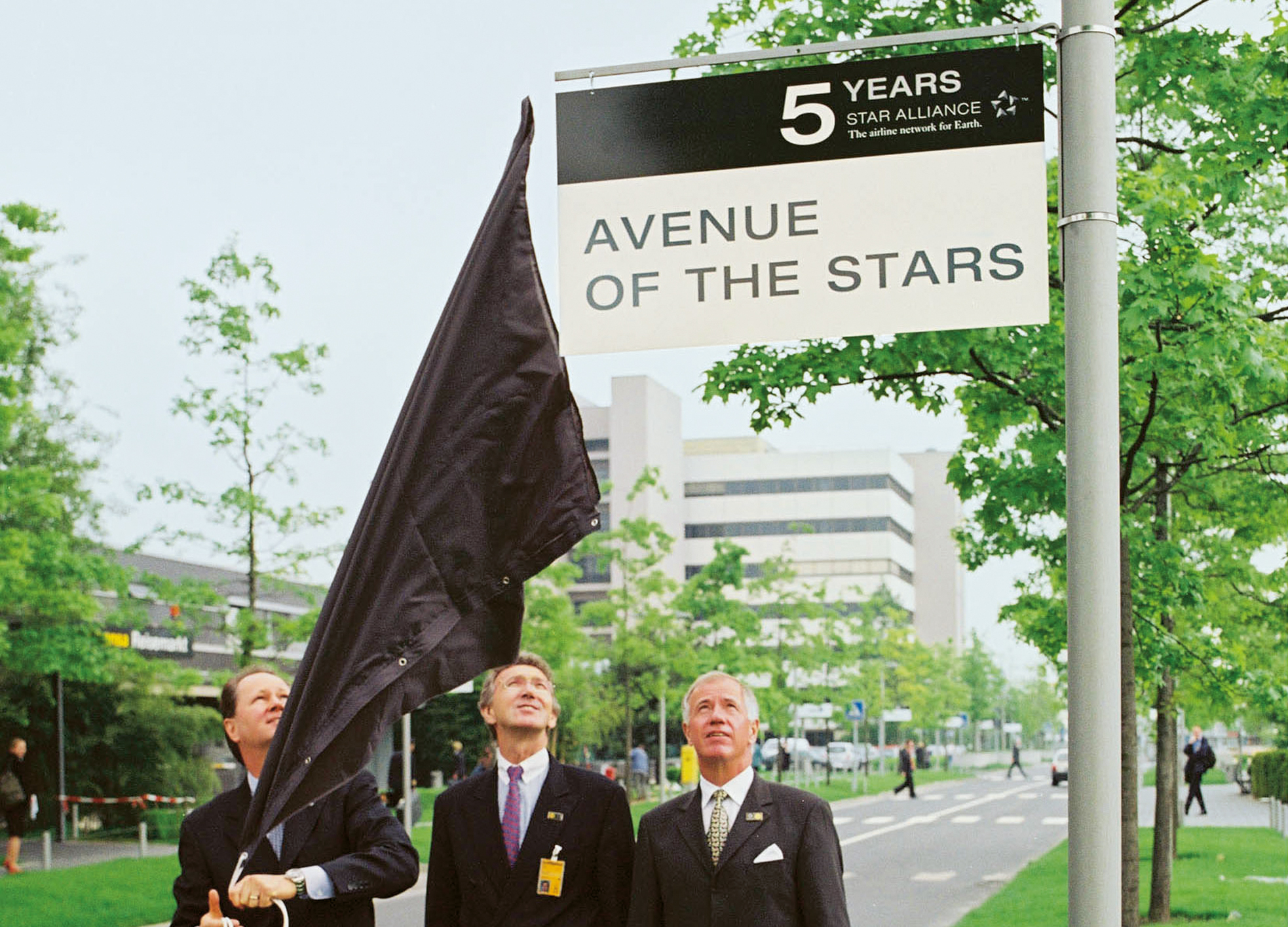 Avenue of the Stars: Jürgen Weber, Wolfgang Mayrhuber and Jaan Albrecht (from left) unveil a street sign on May 13, 2002 at the Lufthansa Base in Frankfurt, on the occasion of the Star Alliance's fifth anniversary.