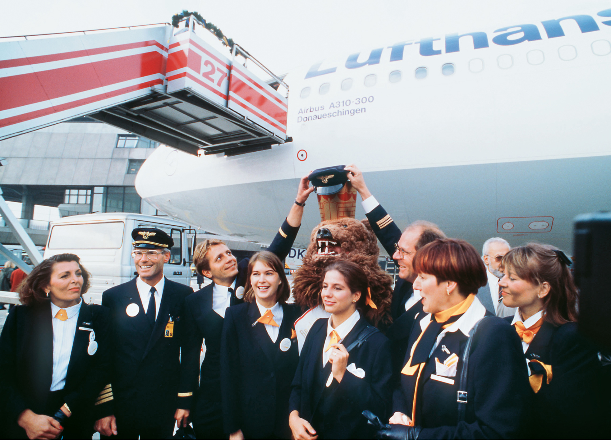 A joyous occasion for Lufthansa flight attendants too: At long last, the airline flies to Berlin again.