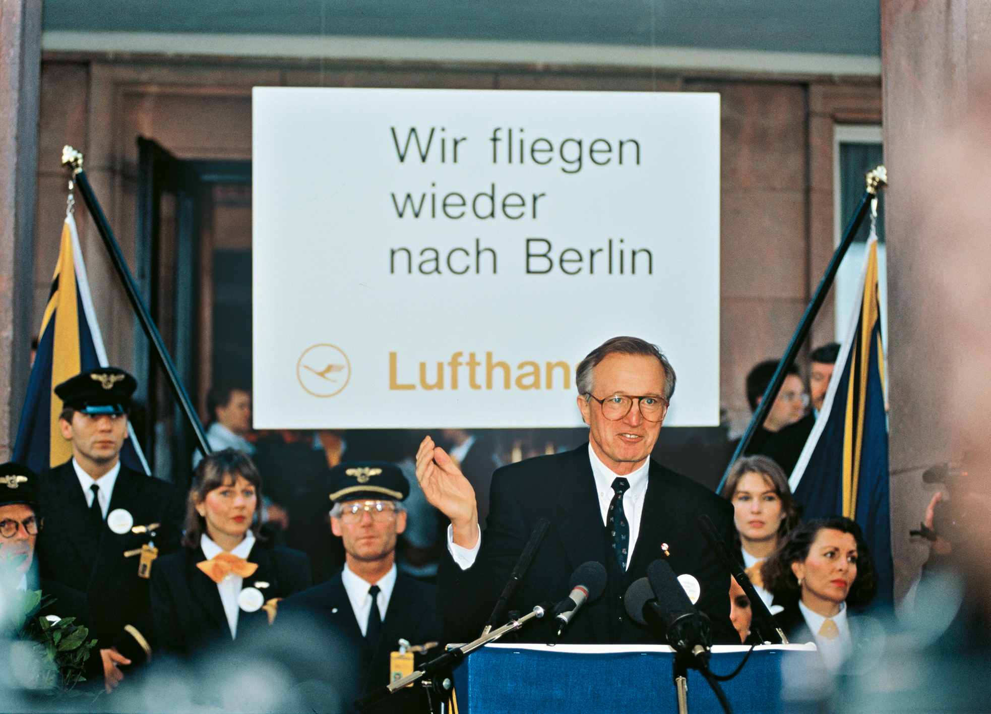 October 28, 1990: back in Berlin. Formulated repeatedly since 1984, Heinz Ruhnau's vision of serving the former capital again finally becomes a reality.