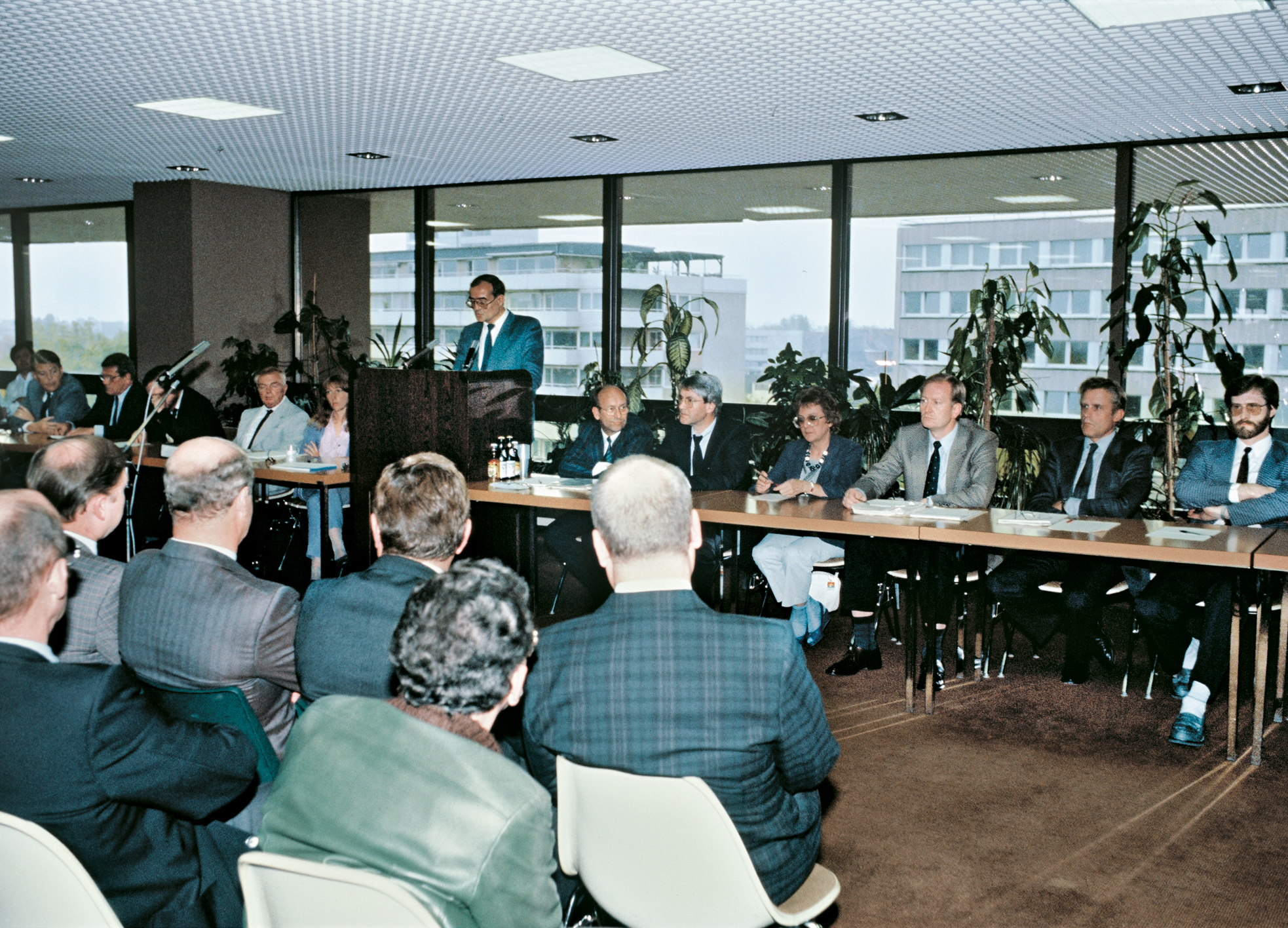 Farreaching changes make themselves felt: Entire departments move from Cologne to the Office Building III (1) at Lufthansa's Frankfurt Base. Hamburg (2) remains headquarters for Lufthansa Technik. These measures were at the top of the agenda of the employee meeting in Cologne on October 6, 1986 (3).