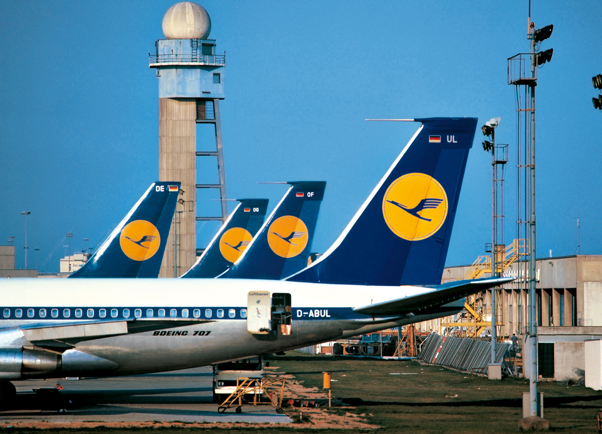 Lufthansa's newly designed logo: the traditional crane in a yellow circle.