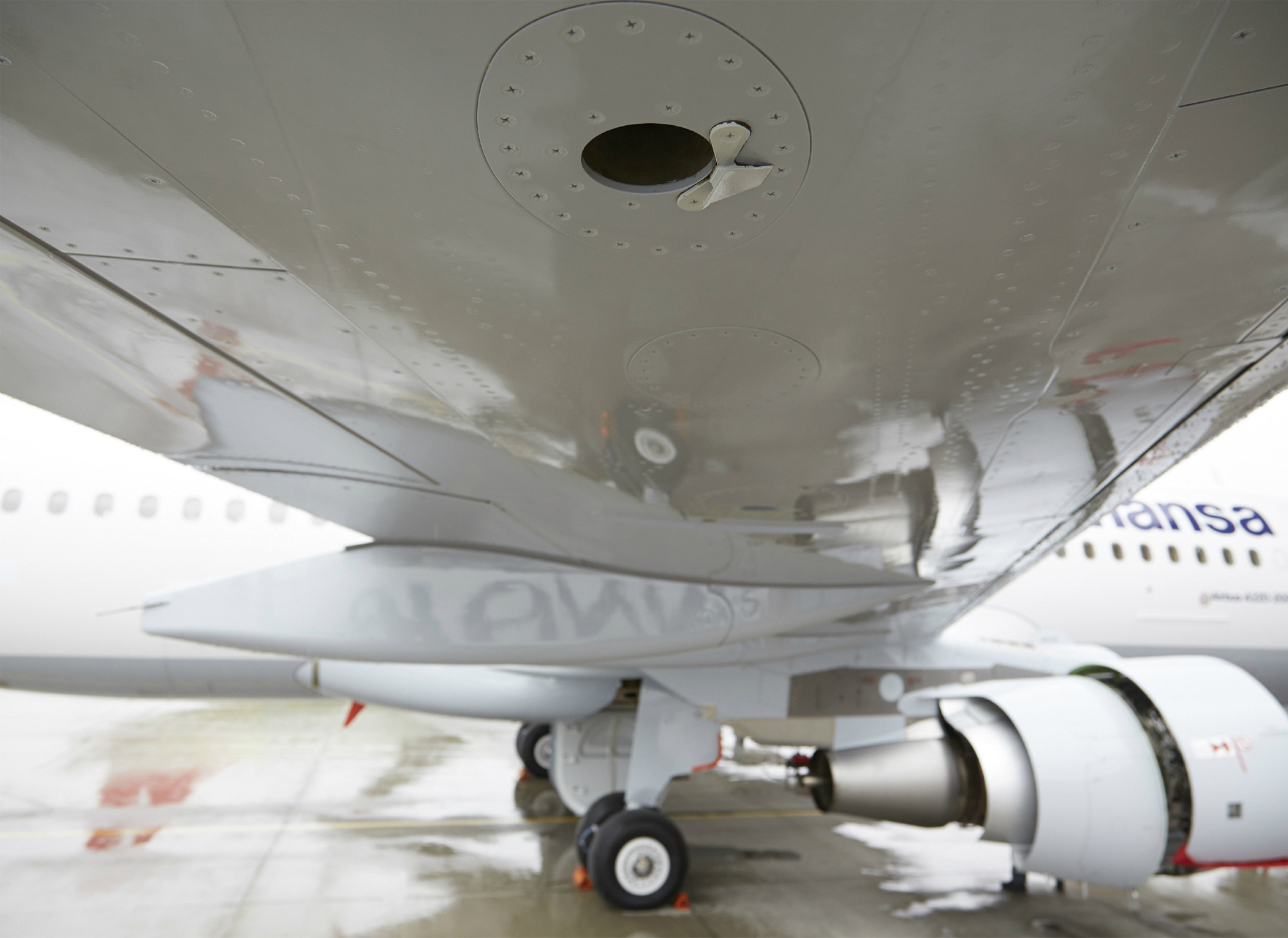 A small part, but a big effect: The vortex generator on the underside of the wing of an Airbus A320 significantly reduces the overall noise emissions of the aircraft during its landing approach.