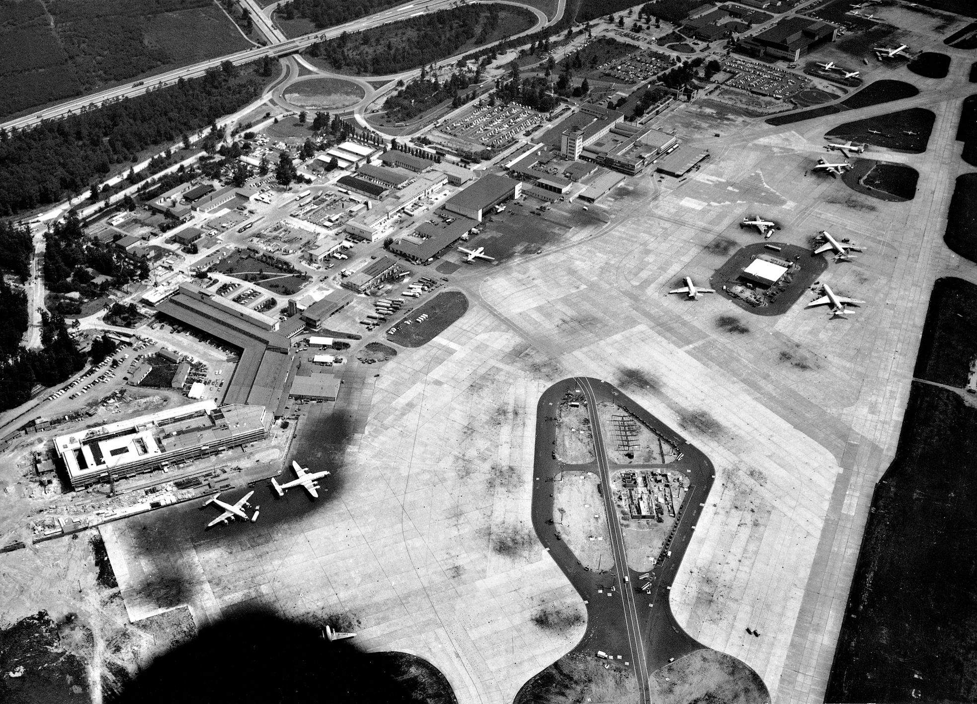 A bird's-eye view of Frankfurt Airport around 1960.